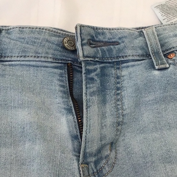 Signature Levi Strauss gold mid-rise shorts size 10-W 30 stretch material used - Picture 6 of 6